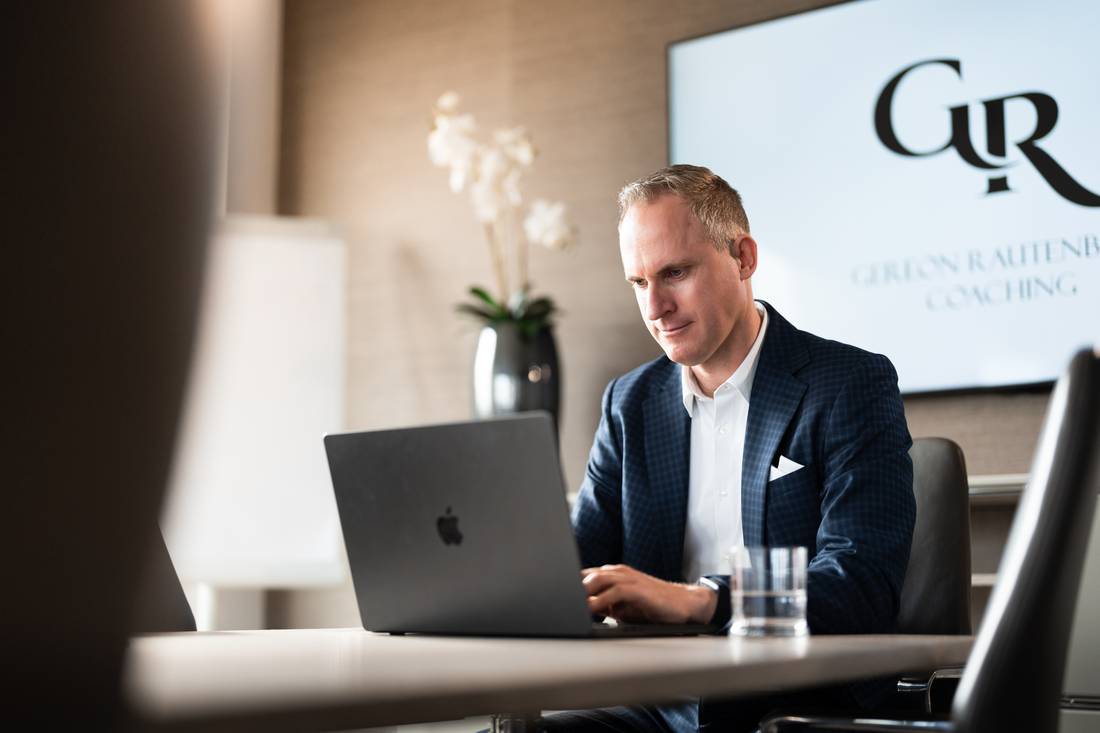 Gereon Rautenbach bei der Arbeit am Laptop